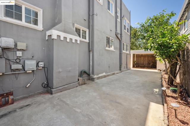 1063 32Nd St, Oakland CA: https://media.crmls.org/mediaz/cc716d07-3f6f-43a5-88f5-f61f43ec31ee.jpg