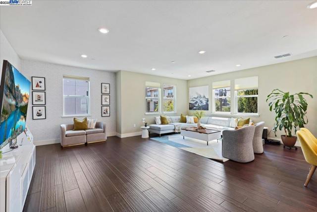 4023 Clare St, Dublin CA: https://media.crmls.org/mediaz/cc720055-d4cd-497b-8f56-137f956ea5e5.jpg