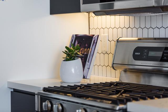 222 Broadway, Oakland CA: https://media.crmls.org/mediaz/cc7225b1-2226-4e7b-ab23-43b4f1a5b4fd.jpg