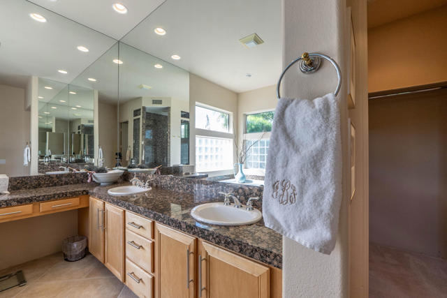 12 Via Elegante, Rancho Mirage CA: https://media.crmls.org/mediaz/cc7242b2-bcd1-4934-b1f8-39093349b4e0.jpg