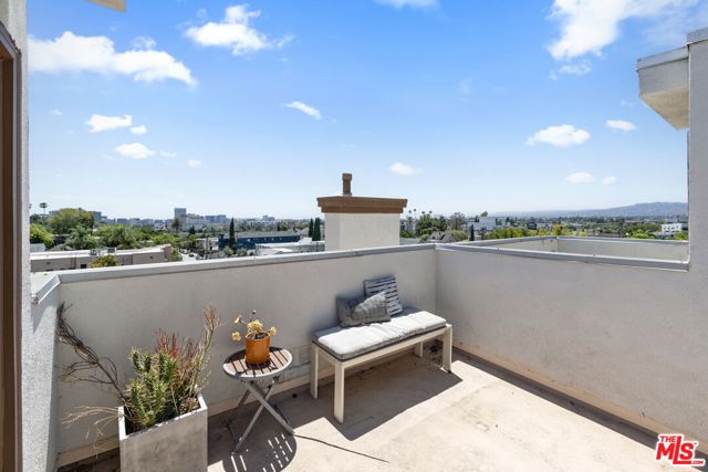 716 Maltman Avenue, Los Angeles CA: https://media.crmls.org/mediaz/cc7297d9-8bb3-41f3-8b9b-225d292a2b24.jpg