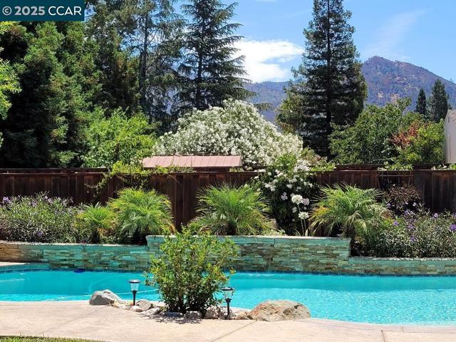 310 Roundhill Pl, Clayton CA: https://media.crmls.org/mediaz/cc739b47-3594-4d6a-b147-13eb3e65f56a.jpg
