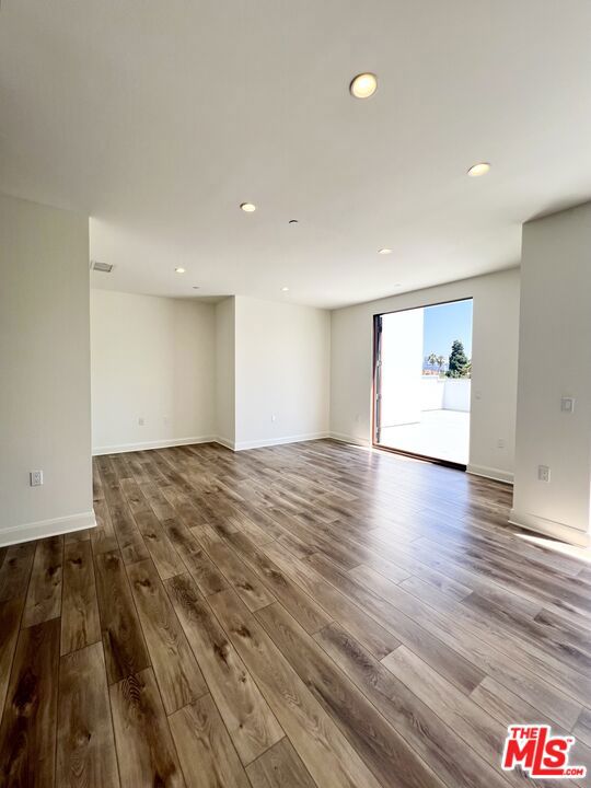 859 S LUCERNE Boulevard, Los Angeles CA: https://media.crmls.org/mediaz/cc73bb9f-b92c-4af5-baf7-eaaf0db38d5c.jpg