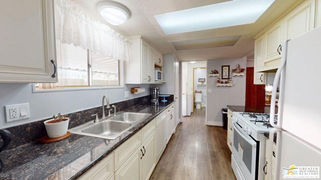 18555 Roberts Road, Desert Hot Springs CA: https://media.crmls.org/mediaz/cc73edcd-188a-4bcd-9763-fb31376c76e2.jpg