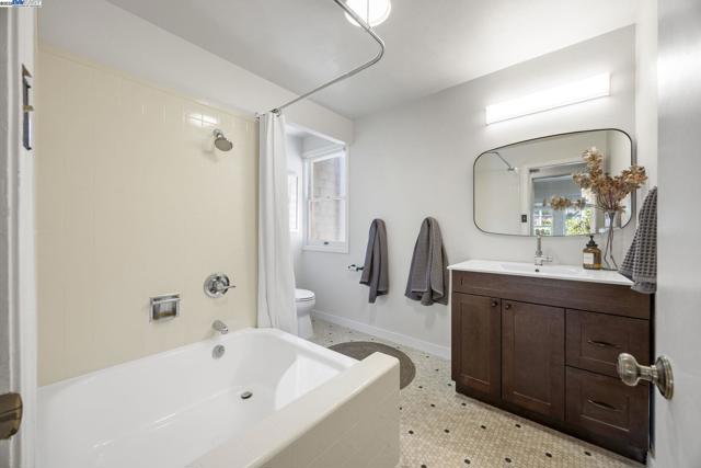 898 Union St, Alameda CA: https://media.crmls.org/mediaz/cc742a63-68eb-44de-a3cb-d4253b916d5d.jpg