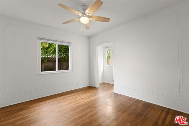 1018 Wellesley Avenue, Los Angeles CA: https://media.crmls.org/mediaz/cc74bf16-424f-415e-a670-daf641f8e82d.jpg