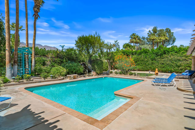 835 N Avenida Palmas, Palm Springs, CA 92262