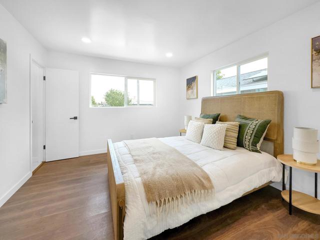 1427 Signal Ave, San Diego CA: https://media.crmls.org/mediaz/cc753e0f-9de8-4f5b-a2a7-d987dea5a553.jpg