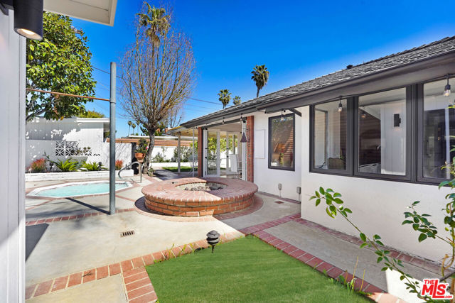 6409 Graves Avenue, Lake Balboa CA: https://media.crmls.org/mediaz/cc75abed-19b7-4581-a89c-5bd8350a2033.jpg