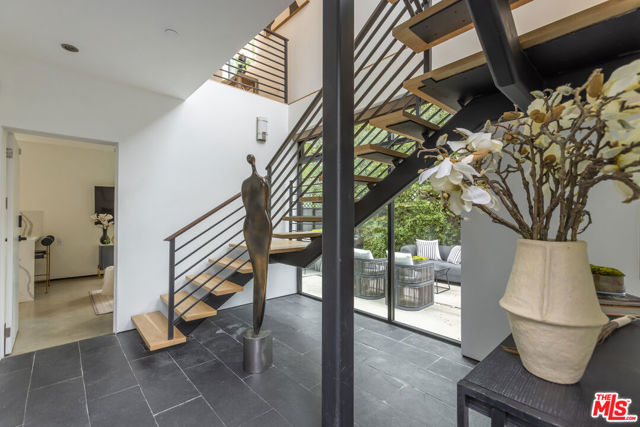520 Broadway Street, Venice CA: https://media.crmls.org/mediaz/cc761178-4e37-49e4-9a82-f9307ad0beaa.jpg