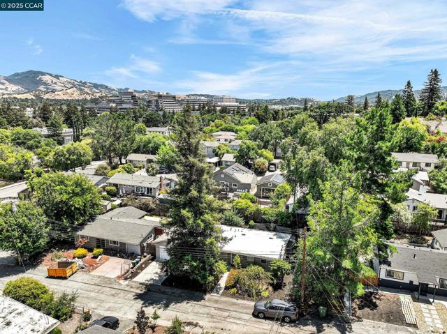 121 School Ln, Walnut Creek CA: https://media.crmls.org/mediaz/cc76a80f-5163-48eb-a15f-5b229e400f4e.jpg