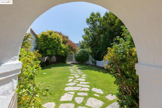 6801 Estates Dr, Oakland CA: https://media.crmls.org/mediaz/cc7843a6-70ff-46a6-8a34-293f55bdf754.jpg