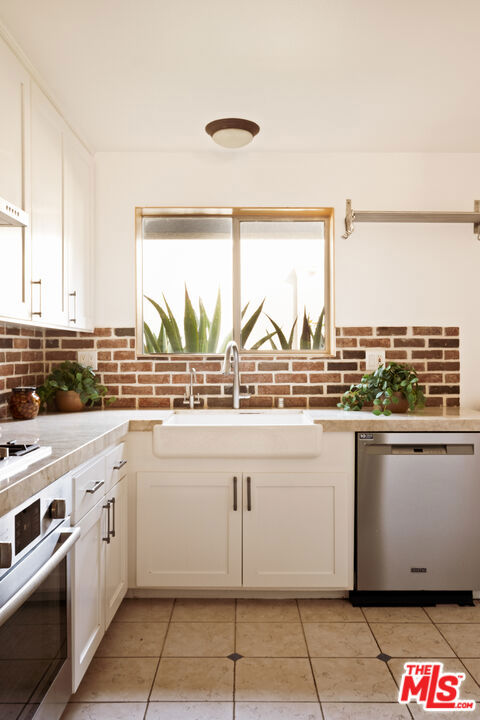 1212 Ocean Park Boulevard, Santa Monica CA: https://media.crmls.org/mediaz/cc78ae59-509f-4a5b-9ef6-f5b4a2155106.jpg