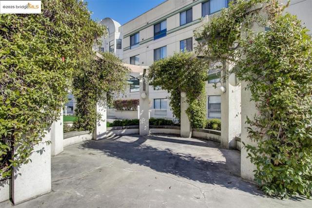 989 Webster Street, Oakland CA: https://media.crmls.org/mediaz/cc78b0e0-908b-404e-932d-7be53ad4881d.jpg