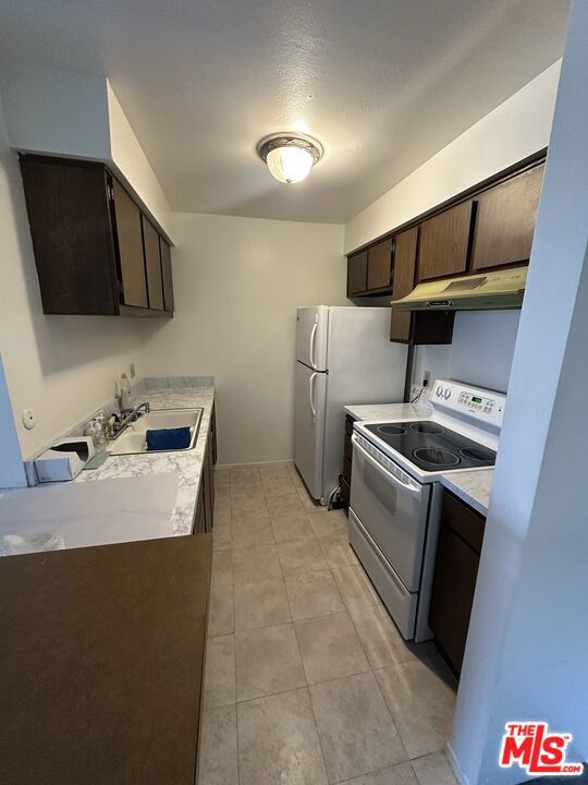 8316 Raintree Circle, Culver City CA: https://media.crmls.org/mediaz/cc78d2c0-ed4d-439e-b056-d35338306e70.jpg