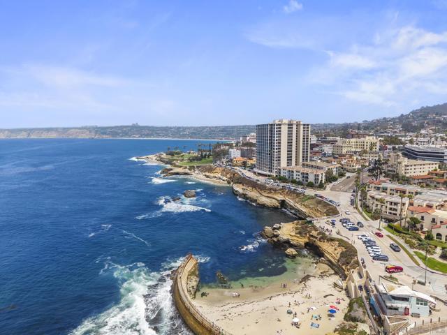 939 Coast Blvd, La Jolla CA: https://media.crmls.org/mediaz/cc78fd6f-7333-4ab2-831c-c961e3fcb5d3.jpg