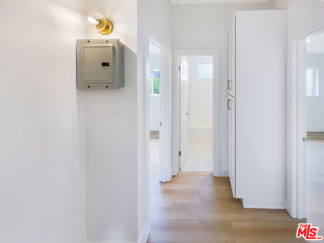 2909 10th Street, Santa Monica CA: https://media.crmls.org/mediaz/cc7ab42c-f7bd-4654-b91a-a6d8420a82db.jpg