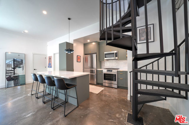 24641 Piuma Road, Malibu CA: https://media.crmls.org/mediaz/cc7ae0d2-6b54-4a86-8f79-2449543102d4.jpg