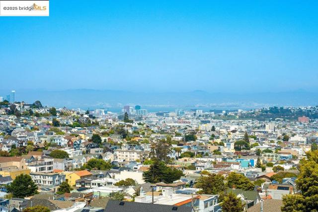 678 Clipper St, San Francisco CA: https://media.crmls.org/mediaz/cc7af4d9-9b02-4398-946d-28c8e95be1d9.jpg