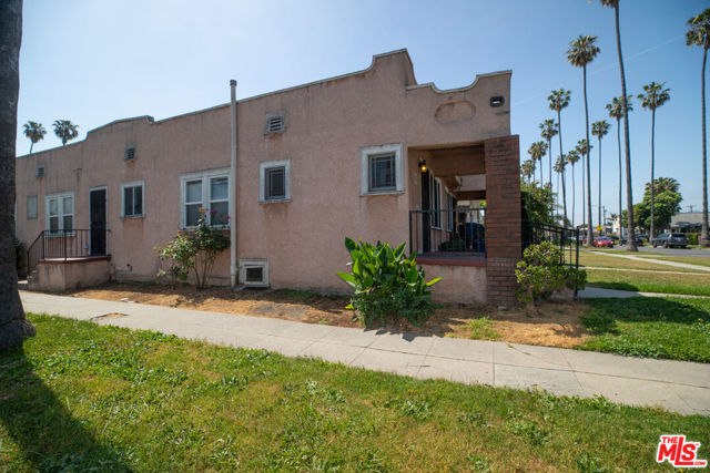 5700 Cimarron Street, Los Angeles CA: https://media.crmls.org/mediaz/cc7b781d-be05-40f3-8b15-951b68cfd112.jpg