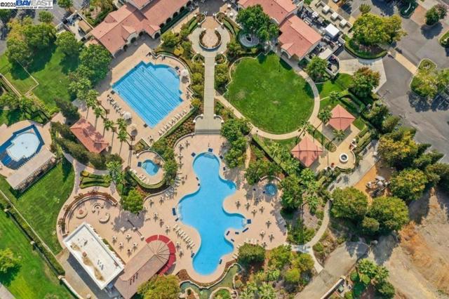 5090 Archcrest Way, Sacramento CA: https://media.crmls.org/mediaz/cc7b7f10-f882-4176-b4ea-76fdc14a9d32.jpg
