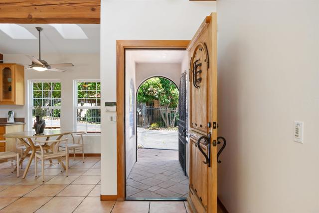 2320 Ivy Road, Oceanside CA: https://media.crmls.org/mediaz/cc7b9d7f-6650-4d9e-87f4-85bc953d2dc3.jpg