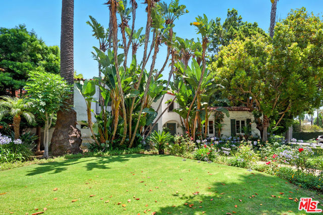 602 N Crescent Drive, Beverly Hills CA: https://media.crmls.org/mediaz/cc7c8adb-dd34-4c4b-8ac4-dbb96615bc9f.jpg