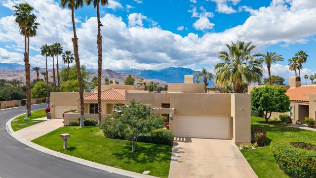 105 Lake Shore Drive, Rancho Mirage CA: https://media.crmls.org/mediaz/cc7cba22-dcdc-4113-af2f-fff86c837494.jpg