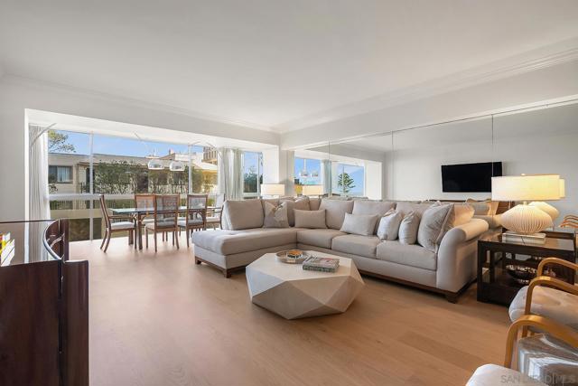 939 Coast Blvd. 5G, La Jolla CA: https://media.crmls.org/mediaz/cc7cdaf2-a6d5-41d4-904a-4c4e4092b8d0.jpg