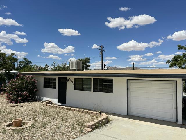 61650 El Reposo Street Street, Joshua Tree CA: https://media.crmls.org/mediaz/cc7d637a-e5d6-4208-99c5-dc2c3a35e18c.jpg