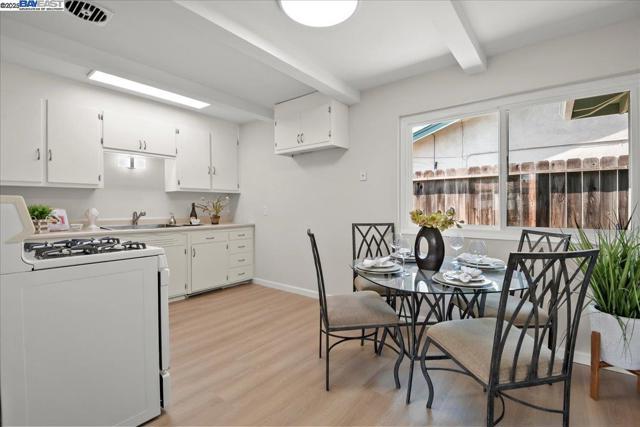 36533 Ruschin Dr, Newark CA: https://media.crmls.org/mediaz/cc7e47f6-7f1d-4e1e-95c9-131dbdf7f384.jpg