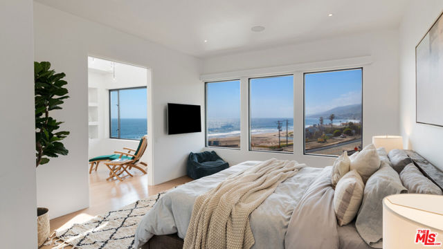 6463 Surfside Way, Malibu CA: https://media.crmls.org/mediaz/cc7e61d5-31c4-43ac-a742-bfc691af63c9.jpg