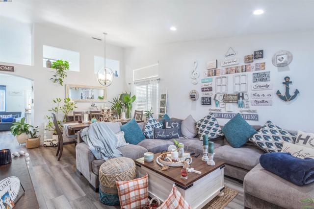 715 Bobcat Ln, Manteca CA: https://media.crmls.org/mediaz/cc801340-2a59-4e36-835b-fdacb9dab6f6.jpg