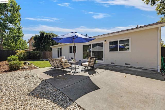 2802 Jones Gate Ct, Pleasanton CA: https://media.crmls.org/mediaz/cc80518f-21e1-4d9e-88fd-1004e4aafffd.jpg