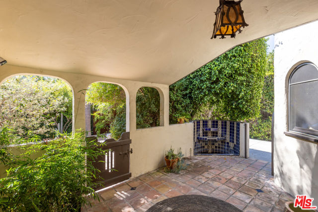 724 N Spaulding Avenue, Los Angeles CA: https://media.crmls.org/mediaz/cc80527d-85e1-42db-ae92-a556d0d7cc4b.jpg