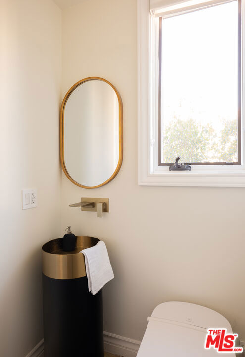1113 Amherst Avenue, Los Angeles CA: https://media.crmls.org/mediaz/cc80e142-990f-4c70-930a-32cd88b68f6b.jpg