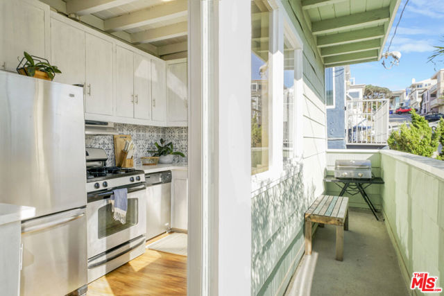 4400 Ocean Drive, Manhattan Beach CA: https://media.crmls.org/mediaz/cc8268f1-2cc8-4985-8d3c-5a267a66b1e5.jpg