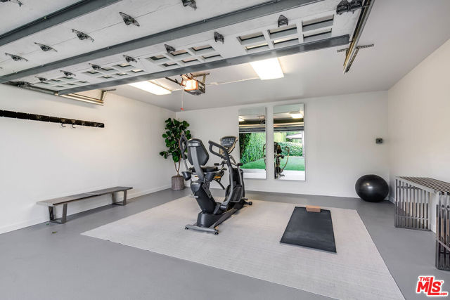 10445 Valley Spring Lane, Toluca Lake CA: https://media.crmls.org/mediaz/cc82bc31-bea0-4ab2-98c3-82d77e5666d2.jpg