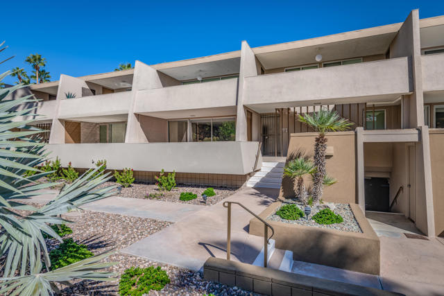 197 W Via Lola, Palm Springs CA: https://media.crmls.org/mediaz/cc83162f-9db3-40f6-9162-b042a9dd94ed.jpg