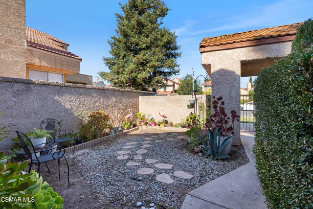 6691 Pecan Avenue, Moorpark CA: https://media.crmls.org/mediaz/cc84bce3-24e8-4f63-83c0-e4ef948d8cda.jpg