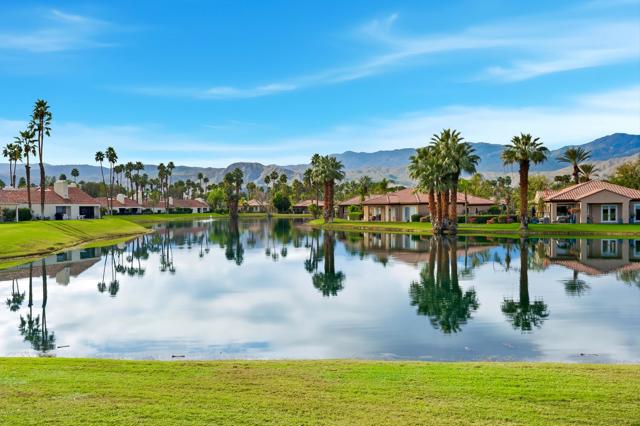 444 Sunningdale Drive, Rancho Mirage CA: https://media.crmls.org/mediaz/cc84cd2a-8df2-432c-9302-759249092a8e.jpg