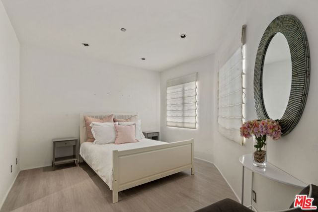 2115 3rd Street, Santa Monica CA: https://media.crmls.org/mediaz/cc8535e7-5aae-4868-a2d3-911fd6753159.jpg