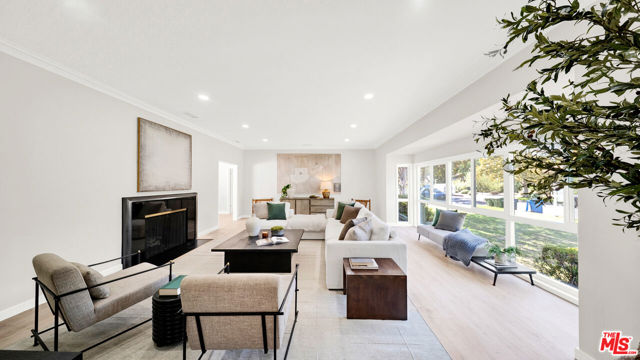 6900 Chisholm Avenue, Lake Balboa CA: https://media.crmls.org/mediaz/cc861e66-138a-46a5-b020-e2e83659cace.jpg