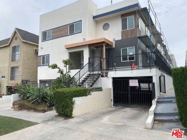 4832 Rosewood Avenue, Los Angeles CA: https://media.crmls.org/mediaz/cc86ef90-8a01-4309-af6b-5a158e94334f.jpg