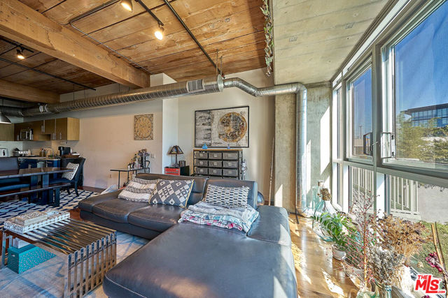 530 S Hewitt Street, Los Angeles CA: https://media.crmls.org/mediaz/cc8730b3-1bd3-4f48-9299-7f81c2510255.jpg