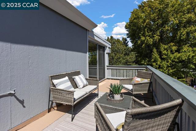 2200 Pine Knoll Dr, Walnut Creek CA: https://media.crmls.org/mediaz/cc87addb-01ab-49d9-b688-cf96b088cca0.jpg