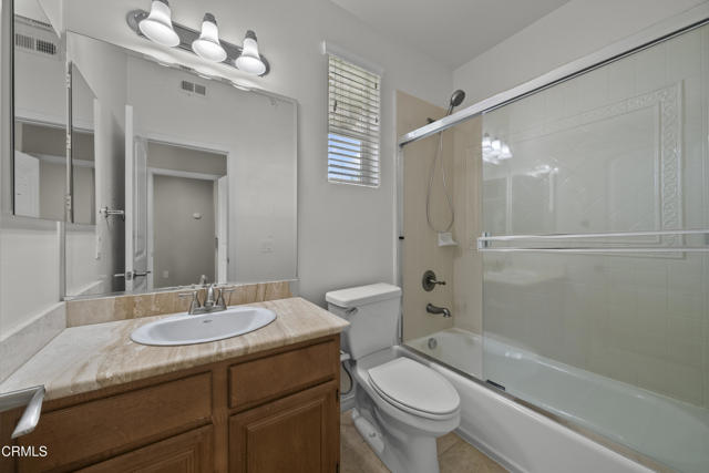 1542 Windshore Way, Oxnard CA: https://media.crmls.org/mediaz/cc8884ba-a2fb-42ce-9022-6ab612aad2a8.jpg