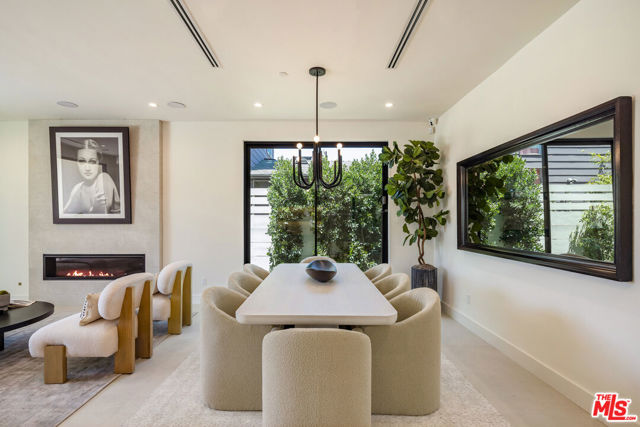 2115 Walnut Avenue, Venice CA: https://media.crmls.org/mediaz/cc88e531-ff22-4abc-8df0-0a787339c7c1.jpg
