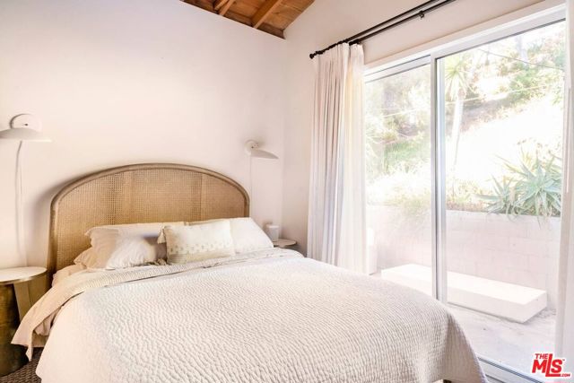 21555 Pacific Coast Highway, Malibu CA: https://media.crmls.org/mediaz/cc8a63b9-da68-4a28-a38d-fec907bcc2db.jpg