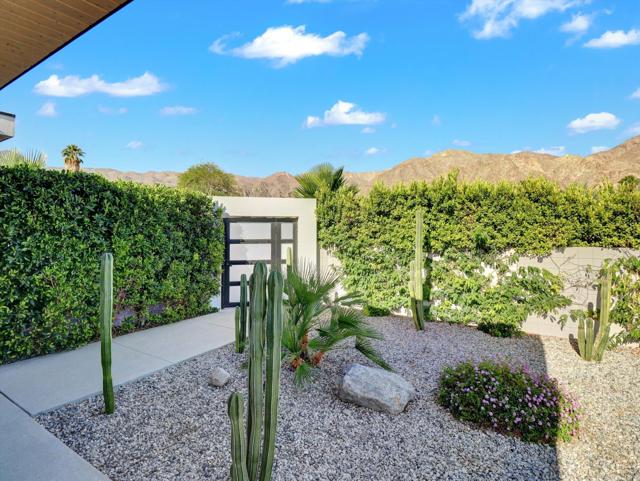 54050 Avenida Obregon, La Quinta CA: https://media.crmls.org/mediaz/cc8a6499-e6fa-4d29-9b39-0158925533b1.jpg